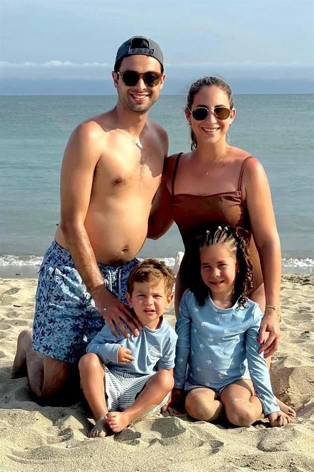 RIVIERA NAYARIT. Maurcio Bernaldez y Nora Guajardo con sus hijos Juan Pablo y Nora