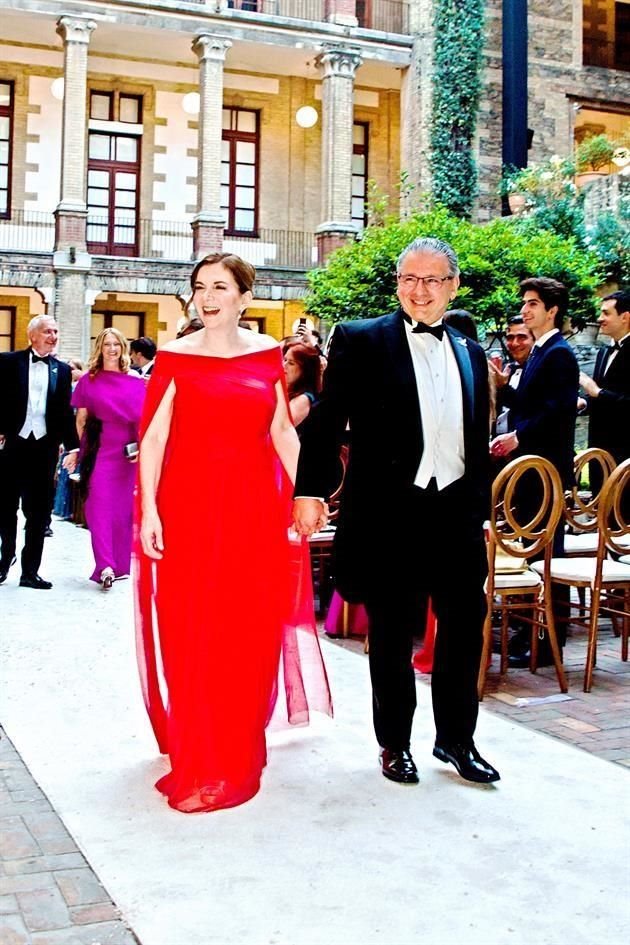 PAPÁS DE LA NOVIA. Angelina Cavazos de Villarreal y Homero Villarreal Junco