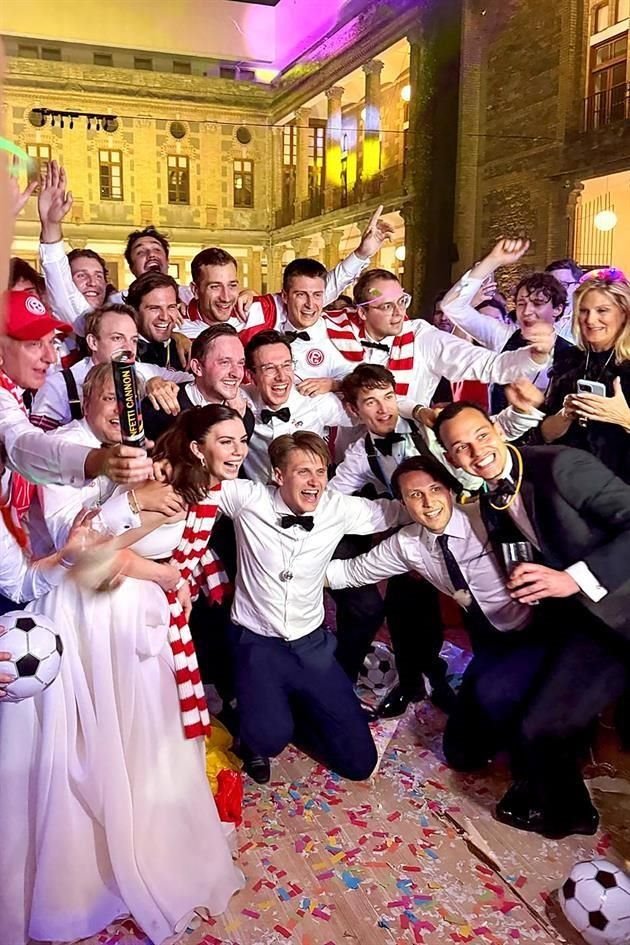 Julius y sus amigos alemanes realizan un performance de su equipo de futbol en Alemania.