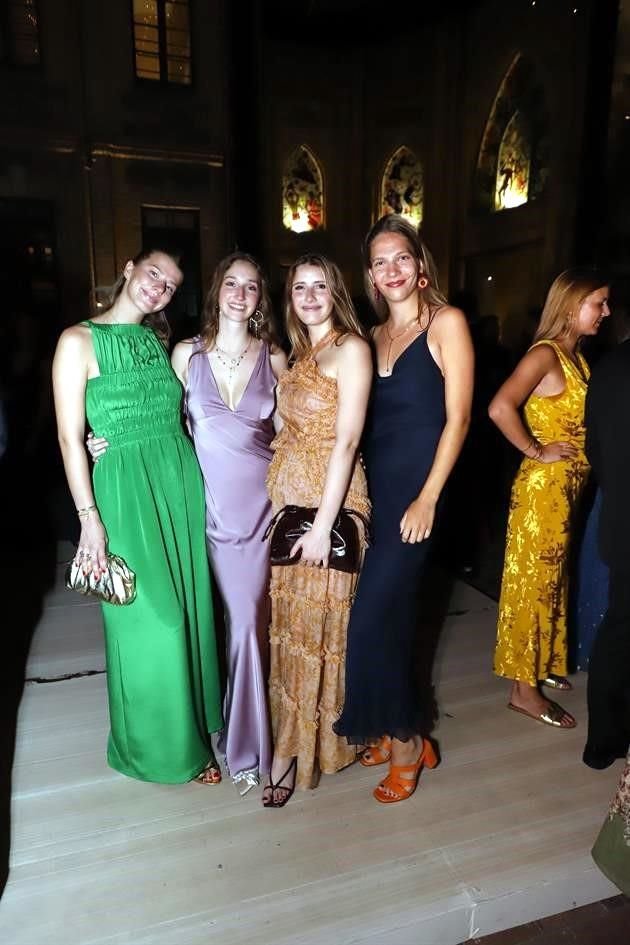 Paula Everke, Ella Everke, Sarah Fink y Tisha Bivá