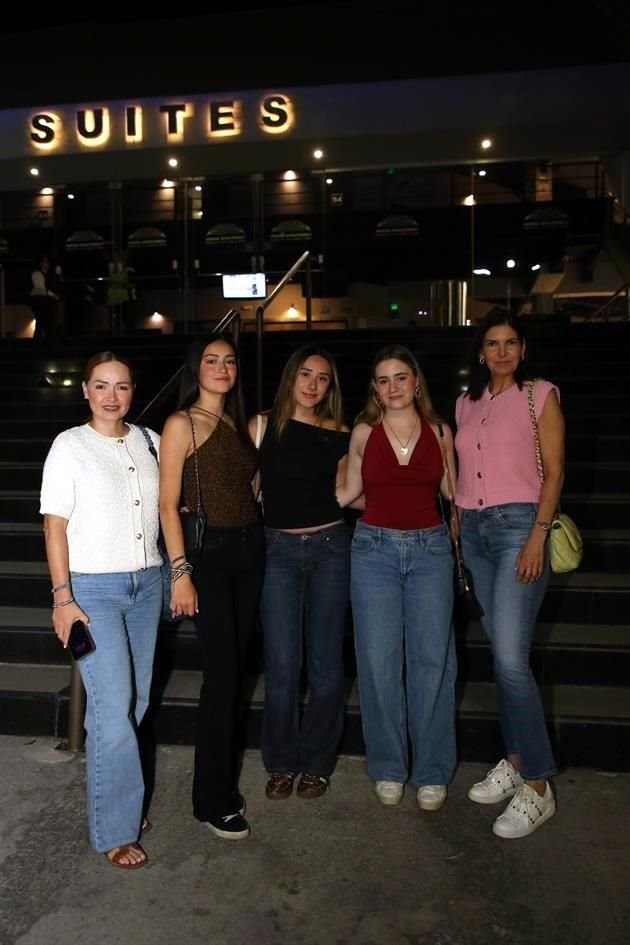 Mireya Flores de González. Miranda González, Roberta Martínez, Bárbara González y Melissa Mendoza