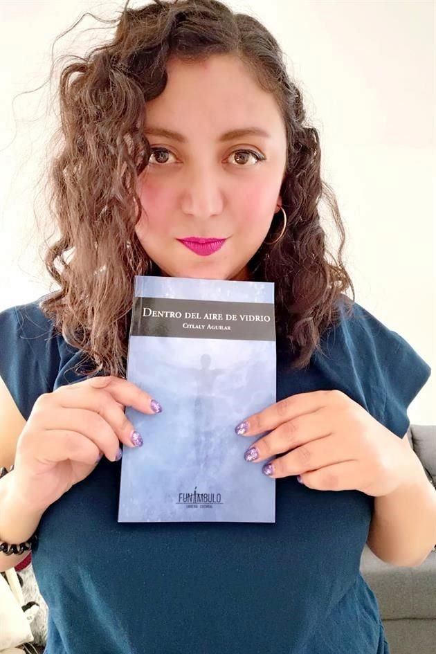 Citlaly Aguilar y su libro 'Dentro del aire de vidrio'.