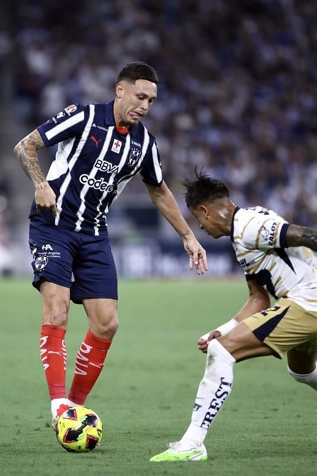 En la primera mitad, Lucas Ocampos (izq.) no logró hacer mucho daño, los jugadores de Pumas estaban muy metidos en el partido.