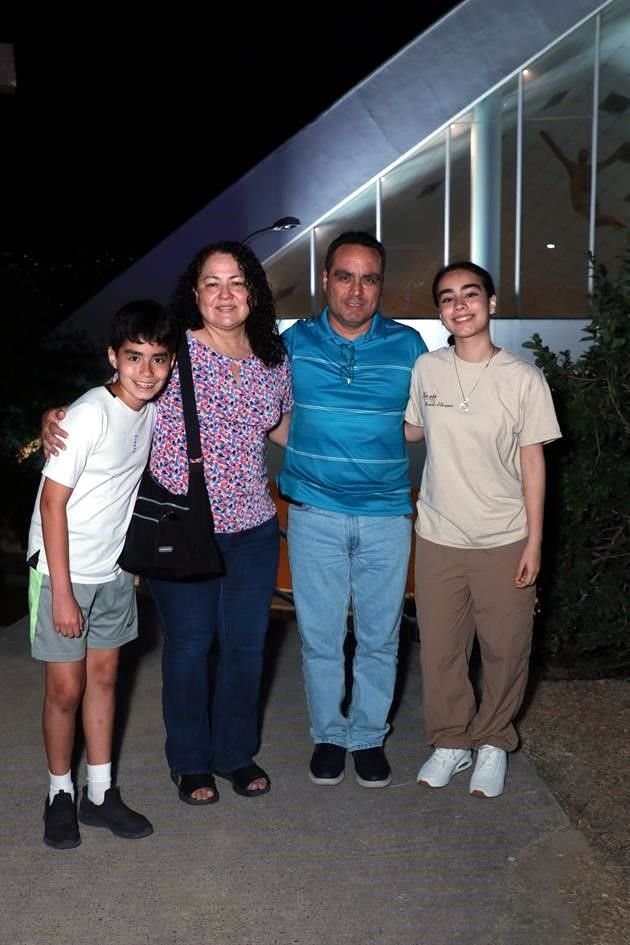 Elio David García, Deyanira Martínez, Elio García y Paola García