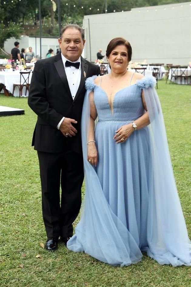 PAPÁS DE LA NOVIA: Arturo García y Alicia Villarreal de García