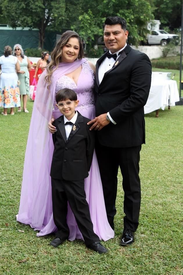 Alicia Garvi, Érick Robles y Nicolás Robles
