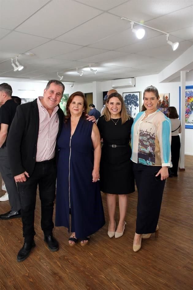 Juan Vila, Marcela Morales de Benavides, Karla López y Patricia Franco