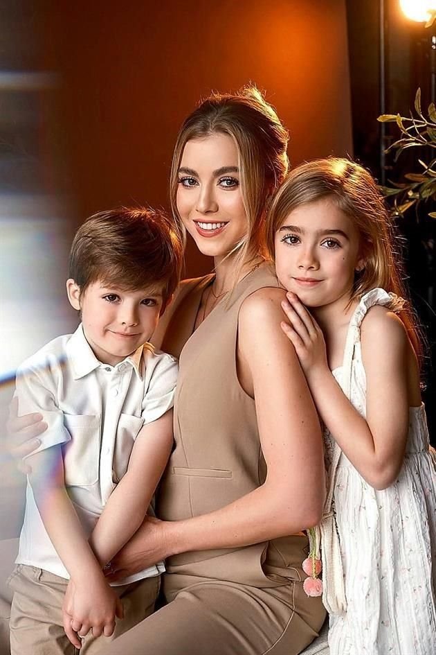 EN REDES...'Mothers Day'. Lory Dávalos con Julia y Eugenio Ramírez