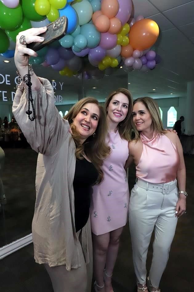 Sandra Martínez de Espinosa, Gaby Espinosa de Kuri y Janella Luis