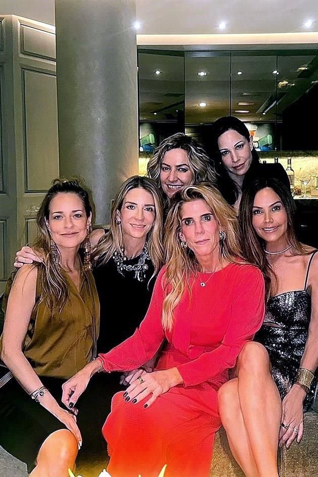 ATRÁS: Mariela Cantú y Bárbara O'Ward. ABAJO: Mariana de la Garza, Bárbara Lobeira, la festejada y Rossana Zaragoza