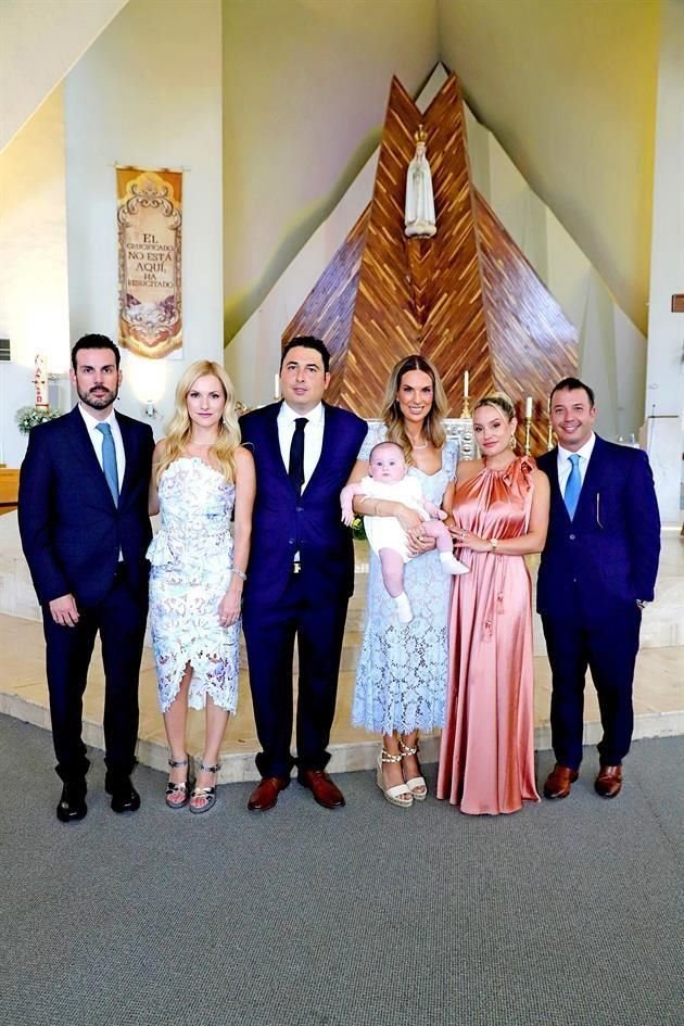 Jerónimo Quintanilla, Miriam Meade de Quintanilla, Enrique Meade Villarreal, Ileana González de Villarreal con el bautizado, Vivi Villarreal de Pérez Salinas y David Pérez Salinas