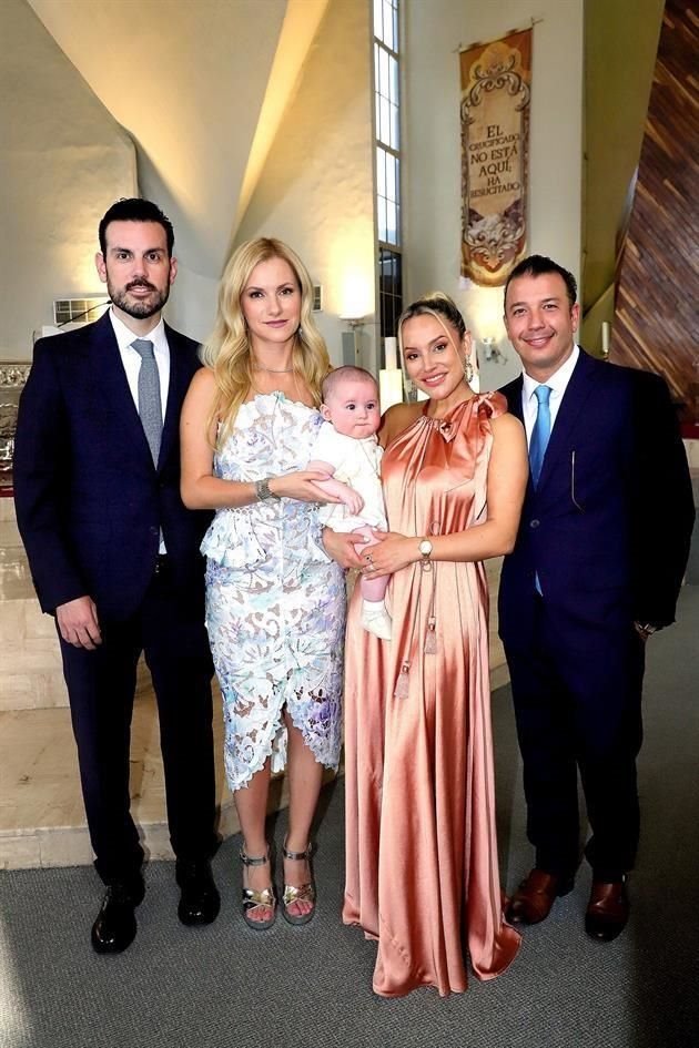 Jerónimo Quintanilla, Miriam Meade de Quintanilla, Vivi Villarreal de Pérez Salinas con el bautizado y David Pérez Salinas