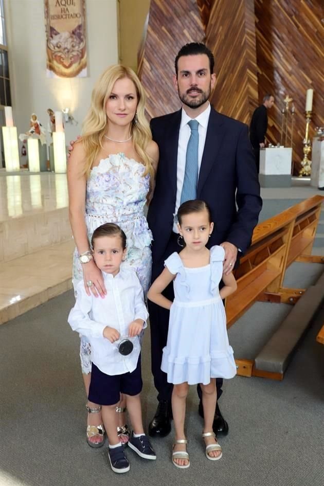 Miriam Meade de Quintanilla y Jerónimo Quintanilla con sus hijos Mateo y Milena