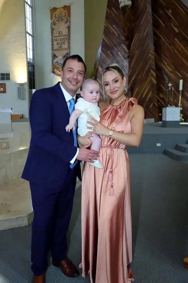 David Pérez Salinas y Vivi Villarreal de Pérez Salinas con el bautizado