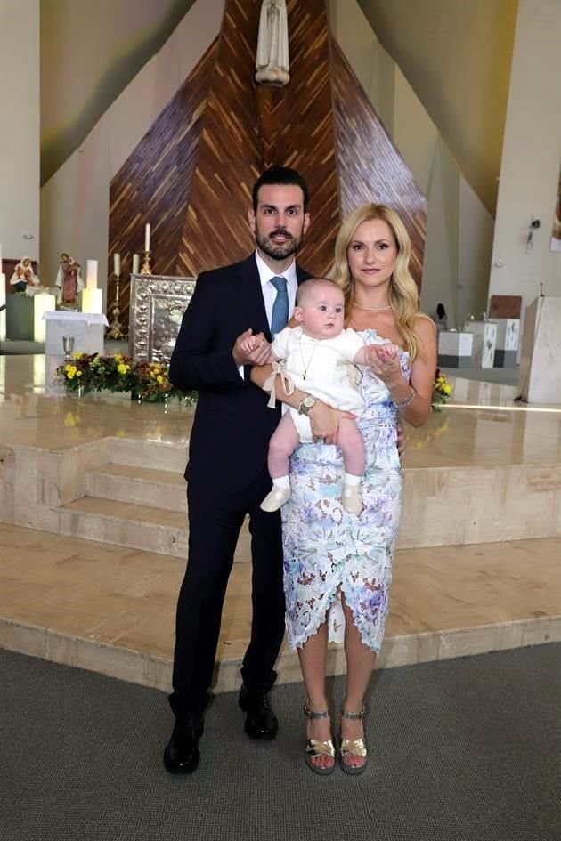 Jerónimo Quintanilla y Miriam Meade de Quintanilla con el bautizado