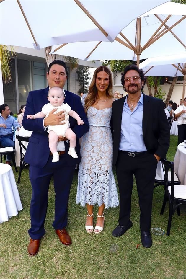 Enrique Meade Villarreal con el bautizado, Ileana González de Meade y Alberto Villarreal Escamilla