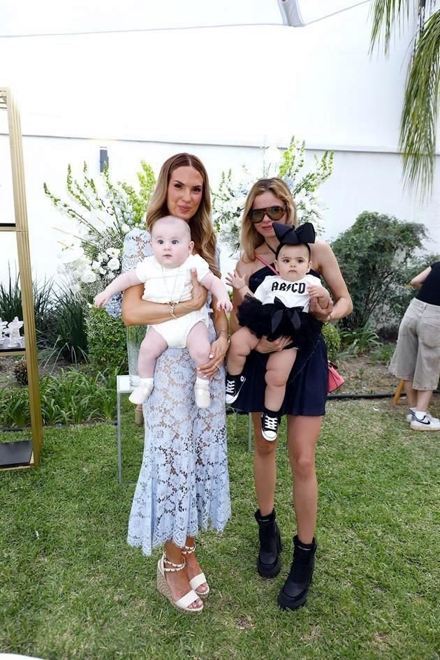 Ileana González de Meade con el bautizado y Vale Meade con Vanessa Martínez