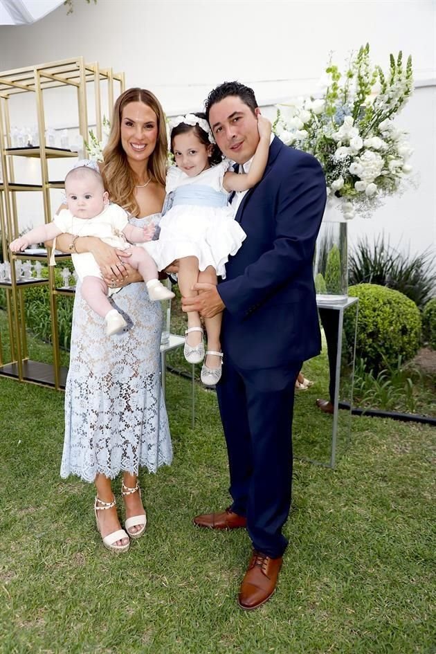 Ileana González de Meade y Enrique Meade Villarreal con sus hijos Enrique y Eva