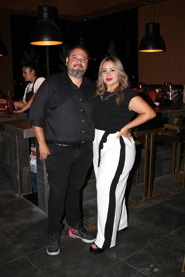 Juan Pablo Almazán y Suheidi Hernández de Almazán, hija del festejado