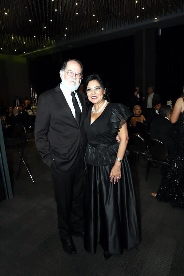 Alejandra de la Garza y Ofelia Galván de De la Garza