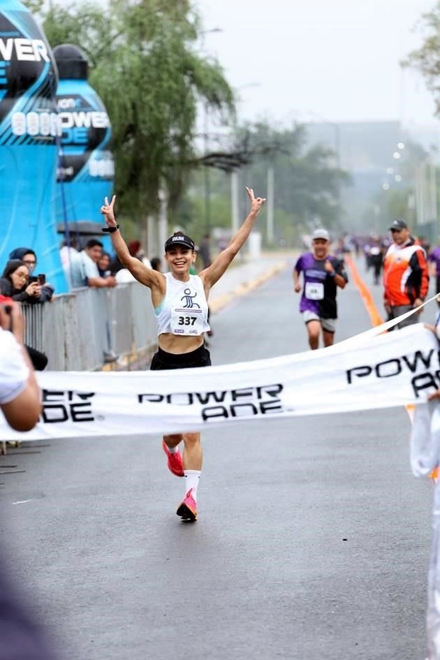 1er lugar femenil 5K Gabriela Salinas