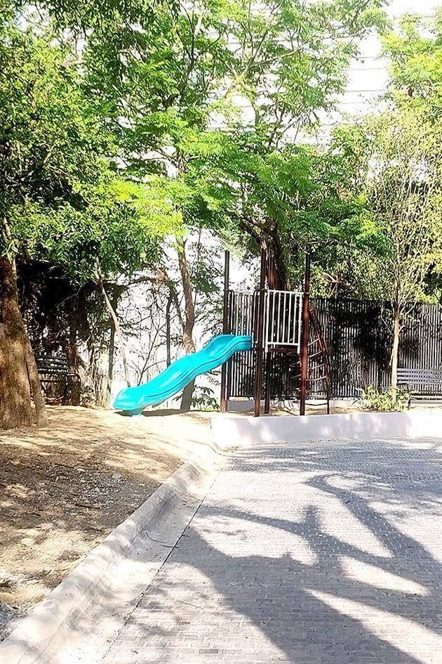 Debido a que al final de la calle Magnolia construyeron una jardinera y pusieron un resbaladero, vecinos de Punto Central afirman deben tener acceso a esta vía según el plan original del desarrollo.