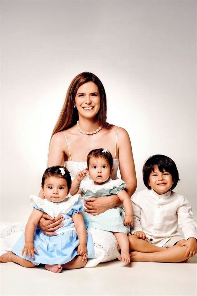 Lucía González de Jelani con sus hijos Emilia, Sofia y Noah
