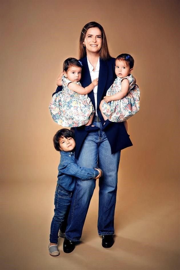 Lucía González de Jelani con sus hijos Emilia, Sofia y Noah