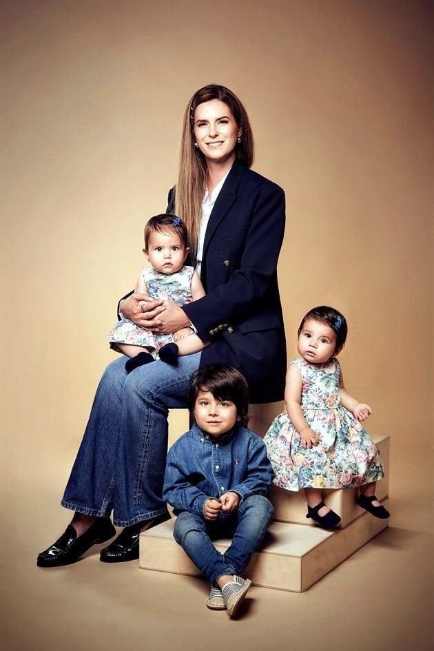 Lucía González de Jelani con sus hijos Emilia, Sofia y Noah