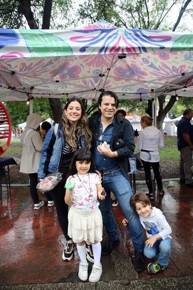 Estefanía Villarreal, Arnoldo López, Alessandra López y Gael Arnoldo López