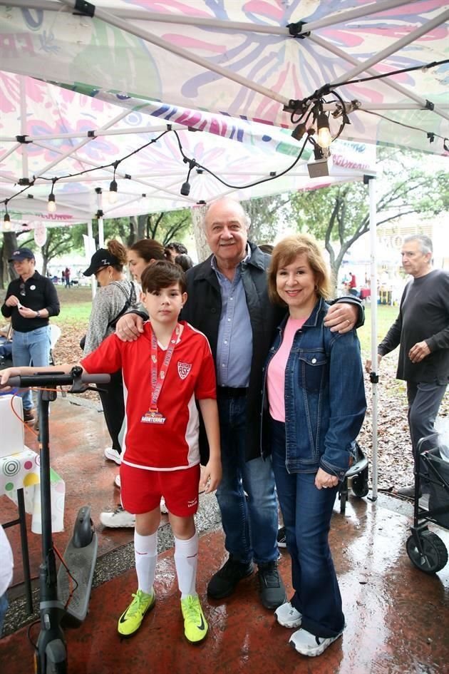 Rolando Cueva, Javier Navarro y Ofelia Treviño de Navarro