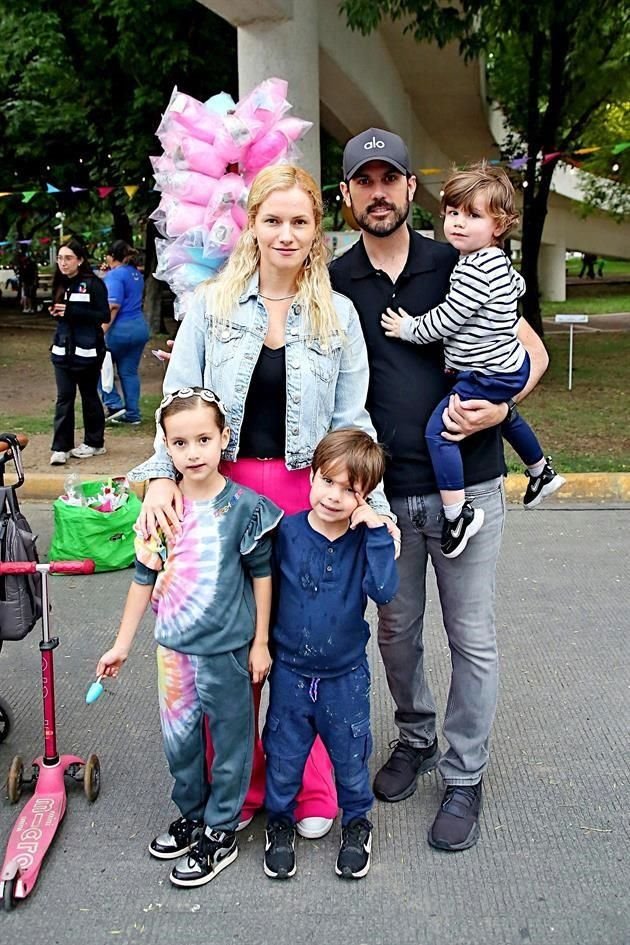 Miriam Meade de  Quintanilla y Jerónimo Quintanilla con sus hijos Milena, Mateo y Marcelo