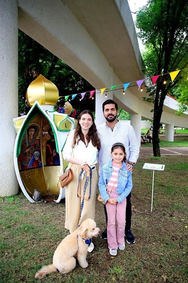 Rosa Mary Exsome de Castuera, Juan Pablo Castuera Zubieta y Landa y Aylin Castuera