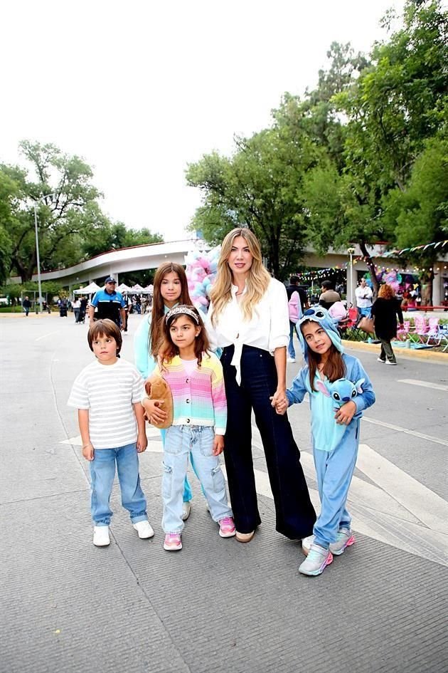 Aarón Santos, Mayela Santos, Roberta Santos, Caro Bravo y Nicole Santos