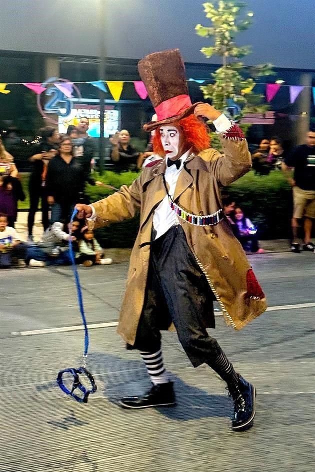 De 'Alicia en el País de las Maravillas' fue el tema del Desfile de Pascua de San Pedro.