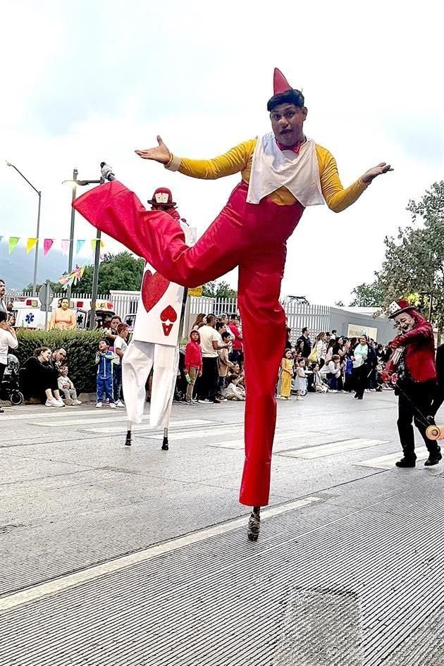 Diferentes personajes desfilaron por las principales avenidas del municipio.