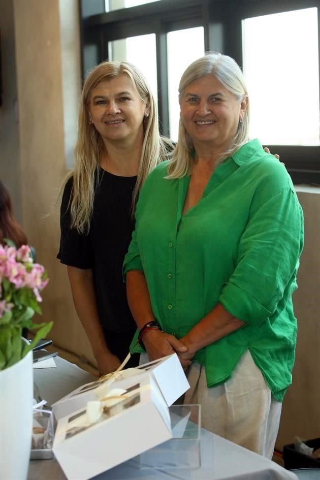 Liz de Treviño y Evy Ugartechea