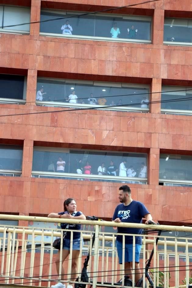 Decenas de personas esperaron el arribo del helicóptero.