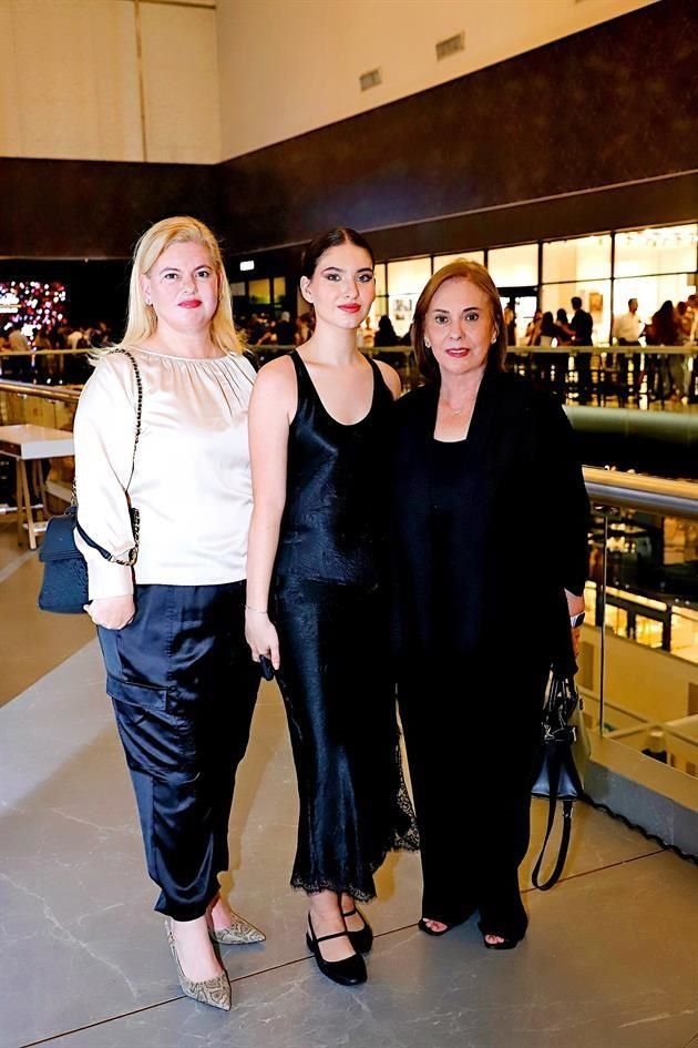 Mónica Treviño de Fernández, Rebeca Fernández y Rebeca Garza de Fernández