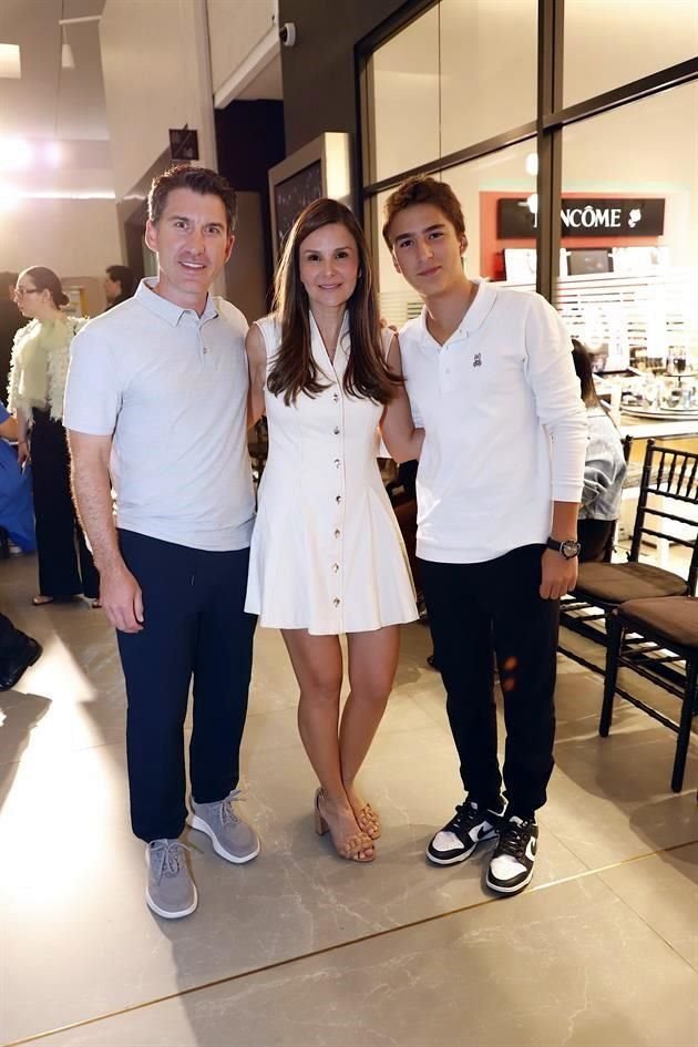 Luis Chávez, Anita Montalvo de Chávez y Luis Chávez