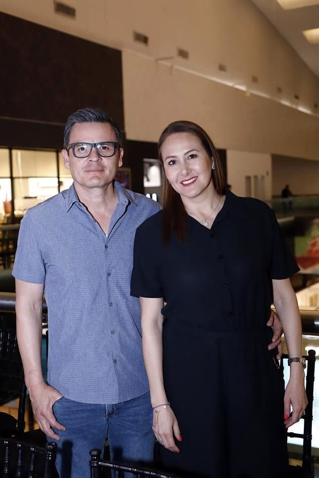 Emerson Media y Tamara Martínez