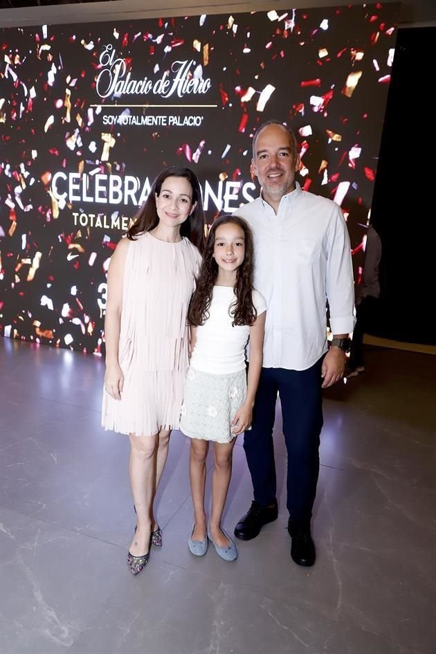 Amelia Navarro, Valeria Guerra y Mauricio Navarro
