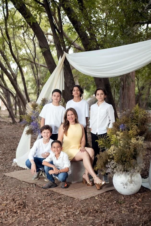 Marla Martínez con Oziel, Emiliano, Sebastiá, Matías y Alejandro Mireles Martínez Foto: Marisol Antillón Fotografía
