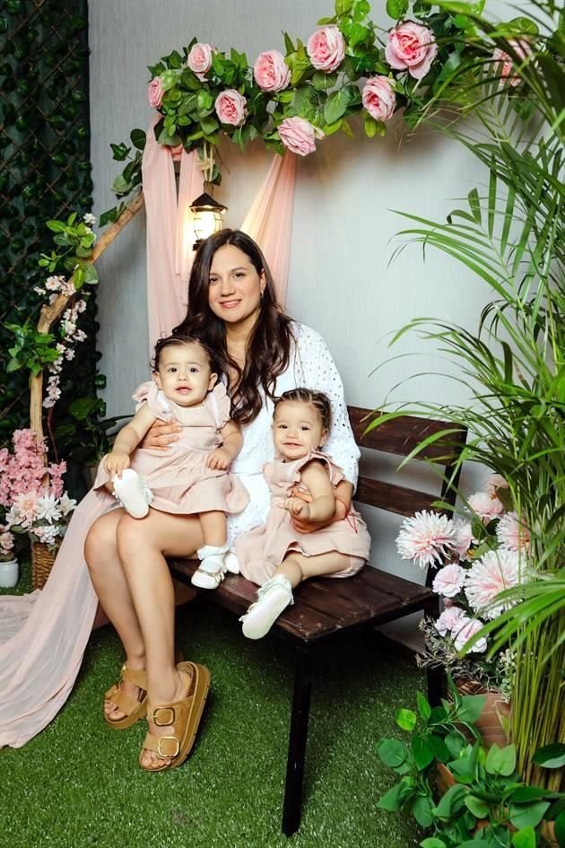 Ana Ponce con Isabella y Sofía Alvarado Ponce Foto: Vimedia