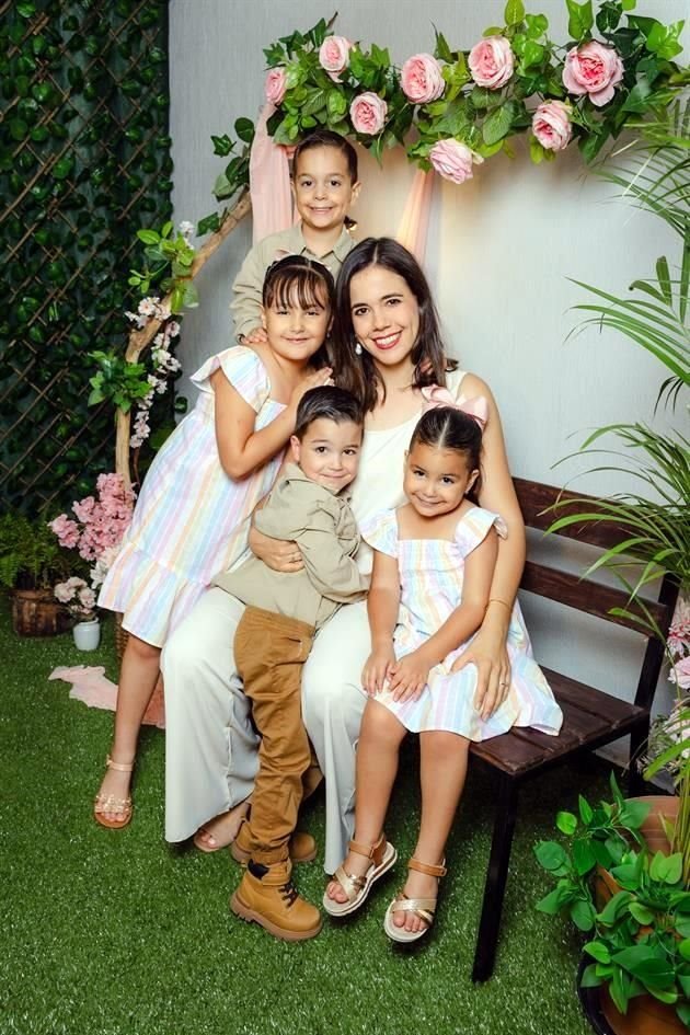 Ileana Moreno con Alejandro, Ximena,<br>Adrián y Paulina Kipper Moreno Foto: Vimedia