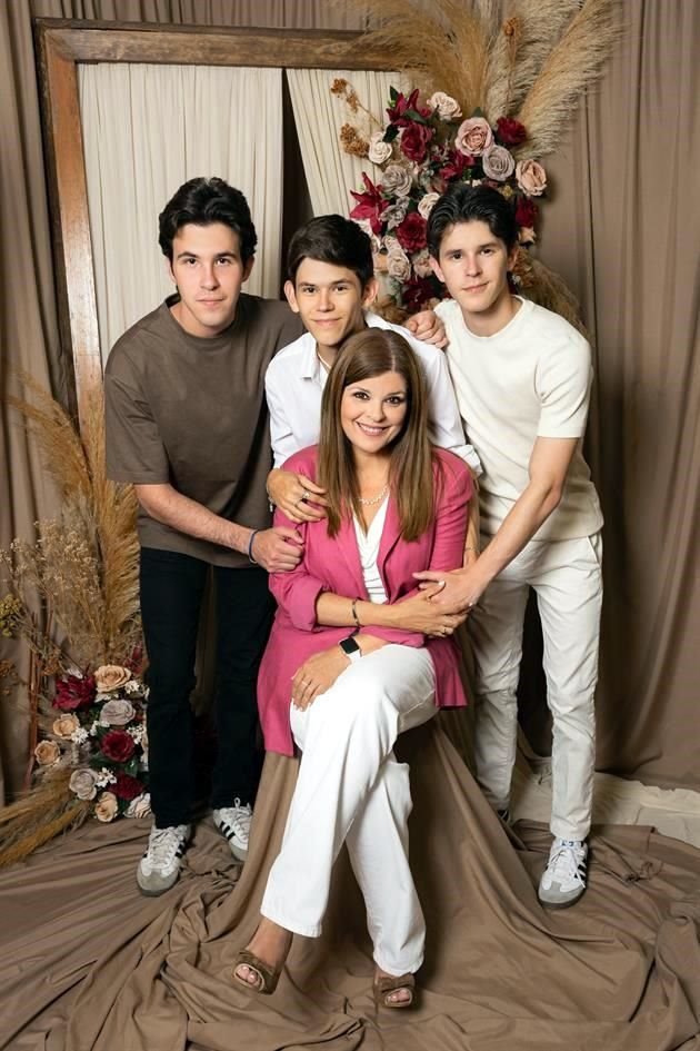 Paola Guerra con Juan Pablo, Guillermo y José Protasio Garza Guerra
