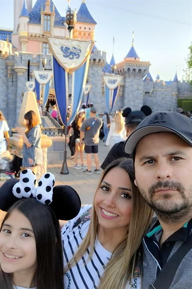 Iza Lozano, Belinda Rangel y Robbie Lozano