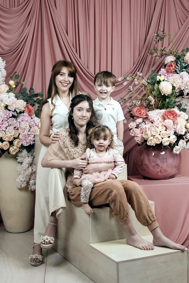 Lizzy Salinas de Lozano con Kristel, Marco Alonso y Mia Isabella Lozano Salinas