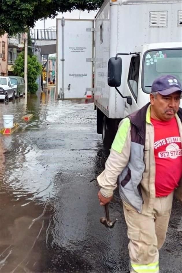 Debido a la acumulación de agua de la fuga, algunos domicilios registran anegaciones.