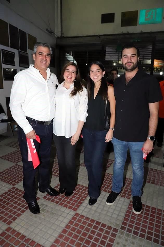 Francisco Martínez, Eva Carrillo de Martínez, Emma de la Garza y Francisco Martínez Carrillo